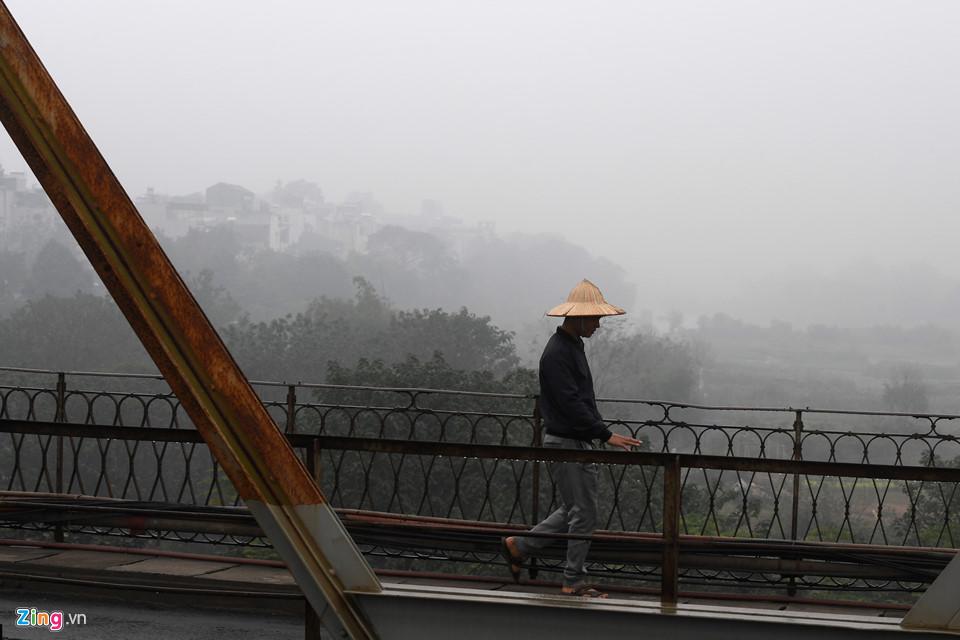 Các tòa nhà mất nóc trong sương mù dày đặc bao phủ Hà Nội-4