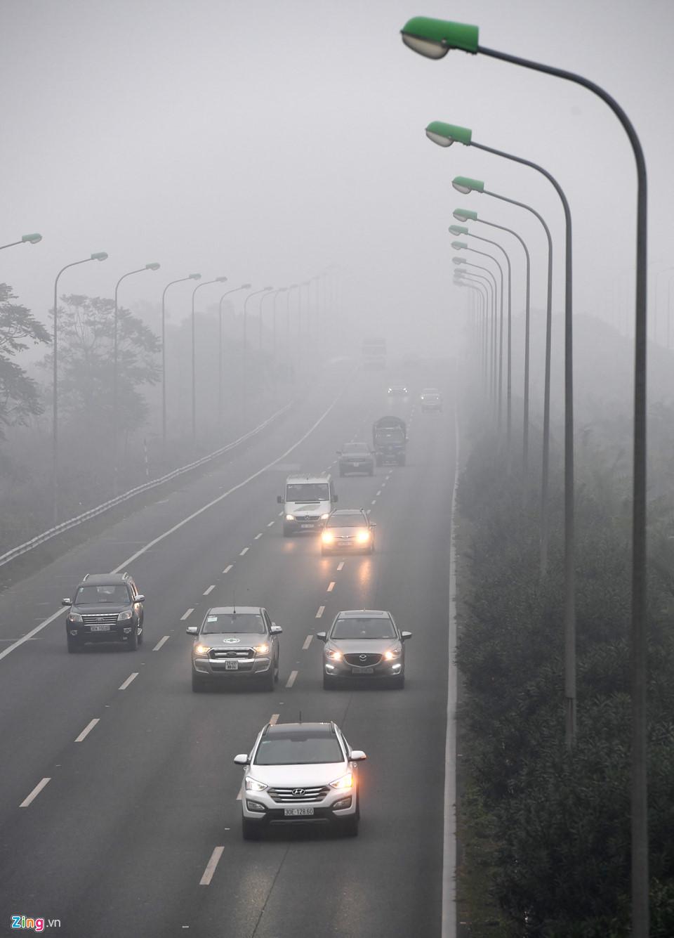 Các tòa nhà mất nóc trong sương mù dày đặc bao phủ Hà Nội-11