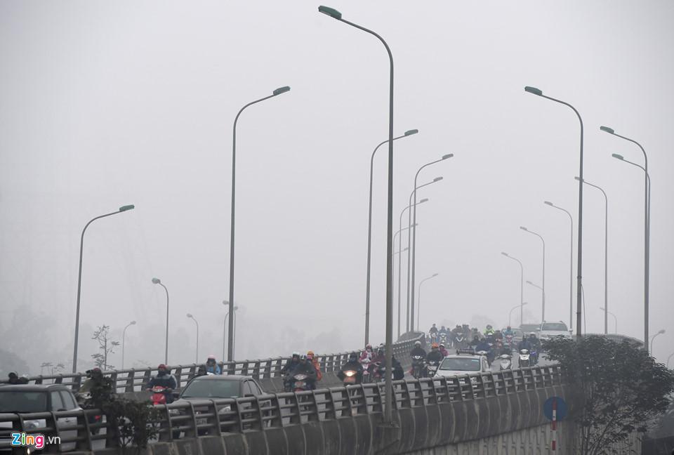 Các tòa nhà mất nóc trong sương mù dày đặc bao phủ Hà Nội-12