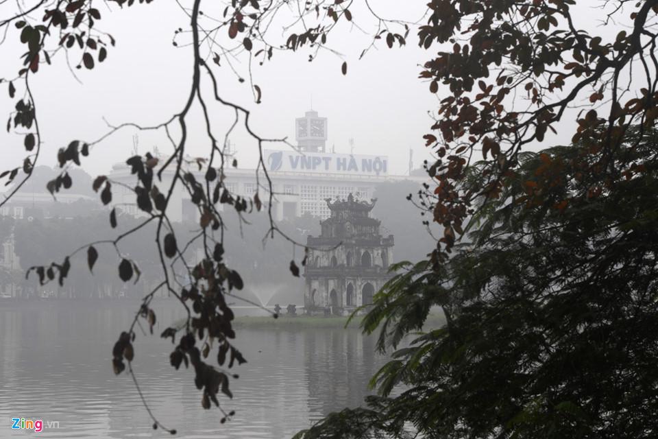 Các tòa nhà mất nóc trong sương mù dày đặc bao phủ Hà Nội-13