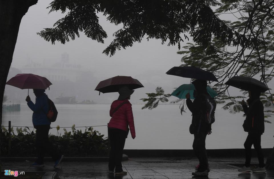 Các tòa nhà mất nóc trong sương mù dày đặc bao phủ Hà Nội-14