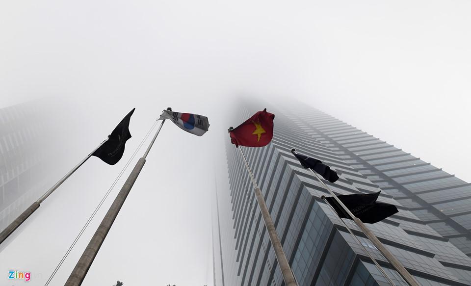 Các tòa nhà mất nóc trong sương mù dày đặc bao phủ Hà Nội-5