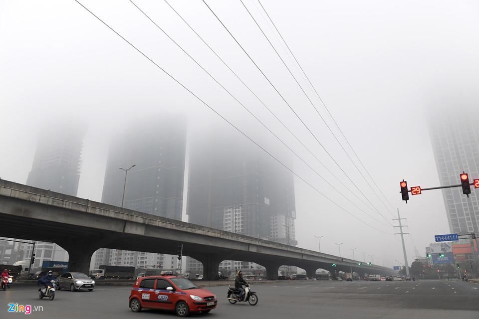 Các tòa nhà mất nóc trong sương mù dày đặc bao phủ Hà Nội-7
