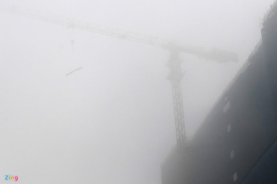 Các tòa nhà mất nóc trong sương mù dày đặc bao phủ Hà Nội-8