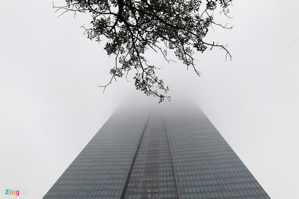 Các tòa nhà mất nóc trong sương mù dày đặc bao phủ Hà Nội-9