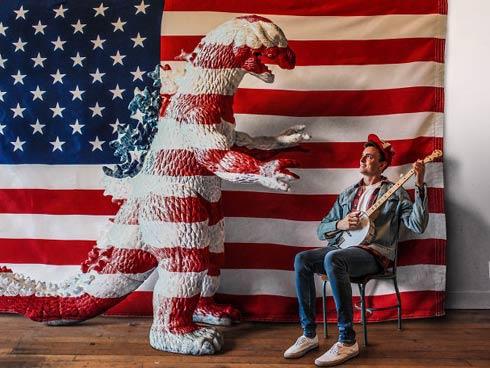 9X cùng 'anh bạn khủng long' đi khắp thế gian