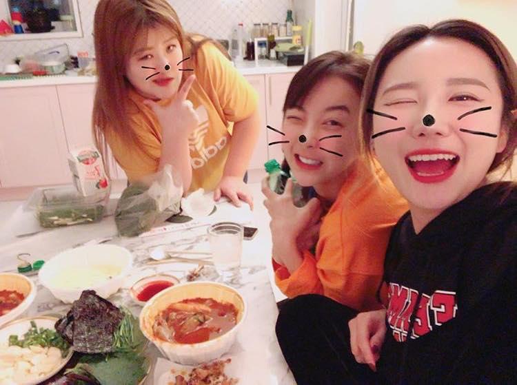 Sao Hàn 16/1: Bạn thân tiết lộ lý do bật khóc trong đám cưới Song joong Ki - Song Hye Kyo-6