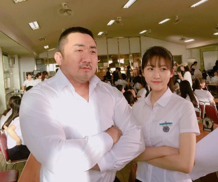 Sao Hàn 16/1: Bạn thân tiết lộ lý do bật khóc trong đám cưới Song joong Ki - Song Hye Kyo-8