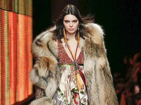 Kendall Jenner bị phản đối gay gắt vì diện áo khoác lông thú trên sàn diễn