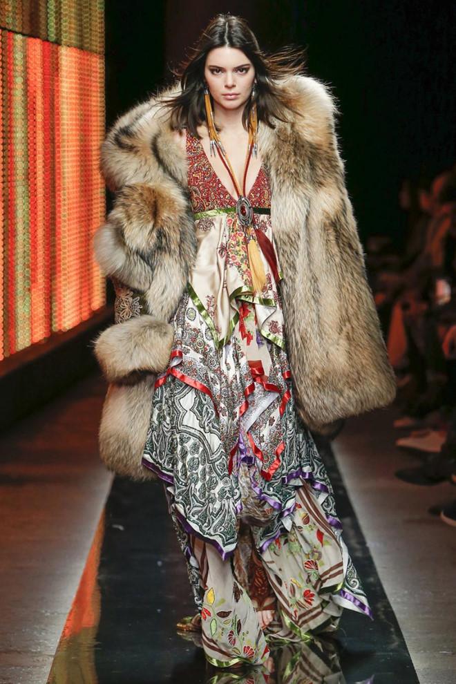 Kendall Jenner bị phản đối gay gắt vì diện áo khoác lông thú trên sàn diễn-1