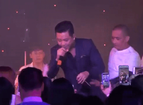 Tuấn Hưng nói về chuyện bị giật mic ngay trên sân khấu: Chuyện cấu nhéo hay đôi khi sàm sỡ là bình thường-2