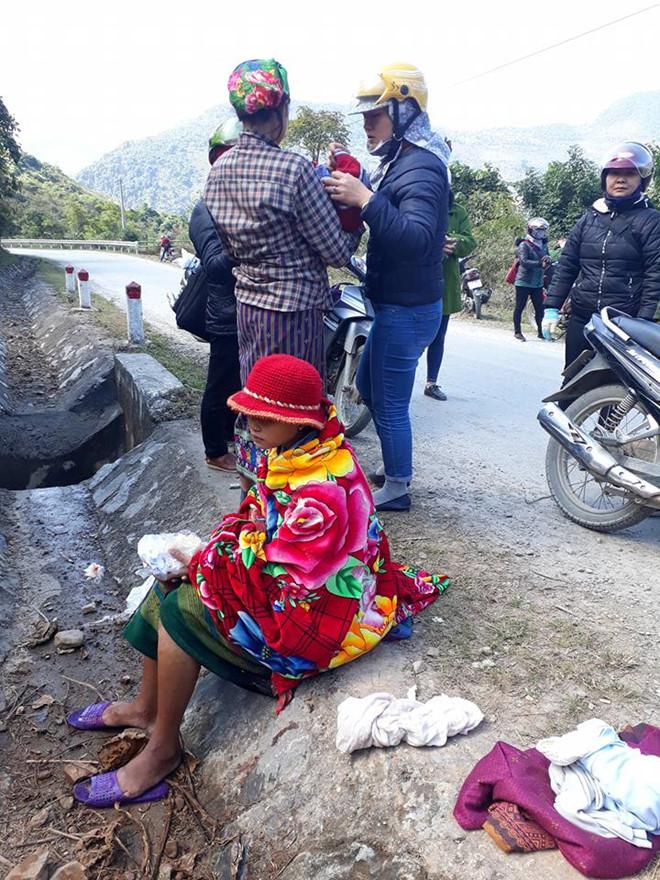9 cô giáo miền núi đỡ đẻ cho thiếu phụ trên đường-1