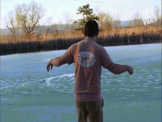 Tê tái với những trò nghịch dại trong mùa đông