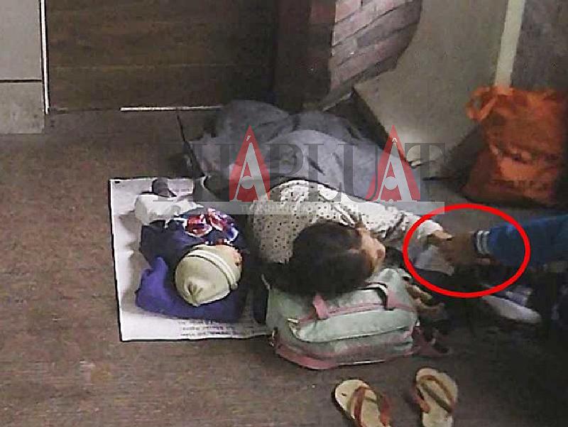 Ẵm con ăn xin, chơi ma túy ở khu phố Tây-1