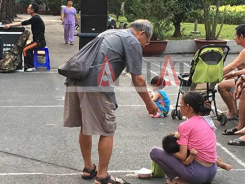 Ẵm con ăn xin, chơi ma túy ở khu phố Tây-2