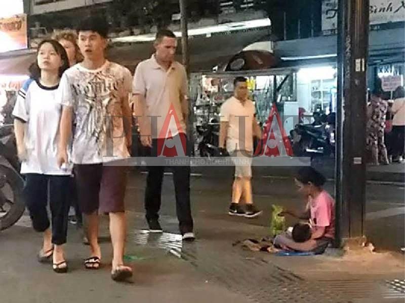 Ẵm con ăn xin, chơi ma túy ở khu phố Tây-3