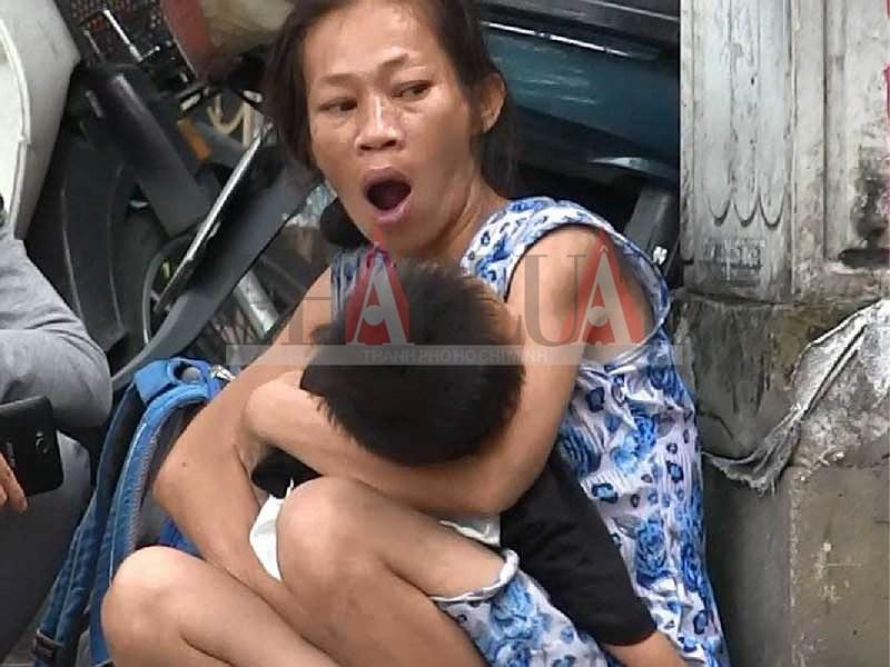 Ẵm con ăn xin, chơi ma túy ở khu phố Tây-4