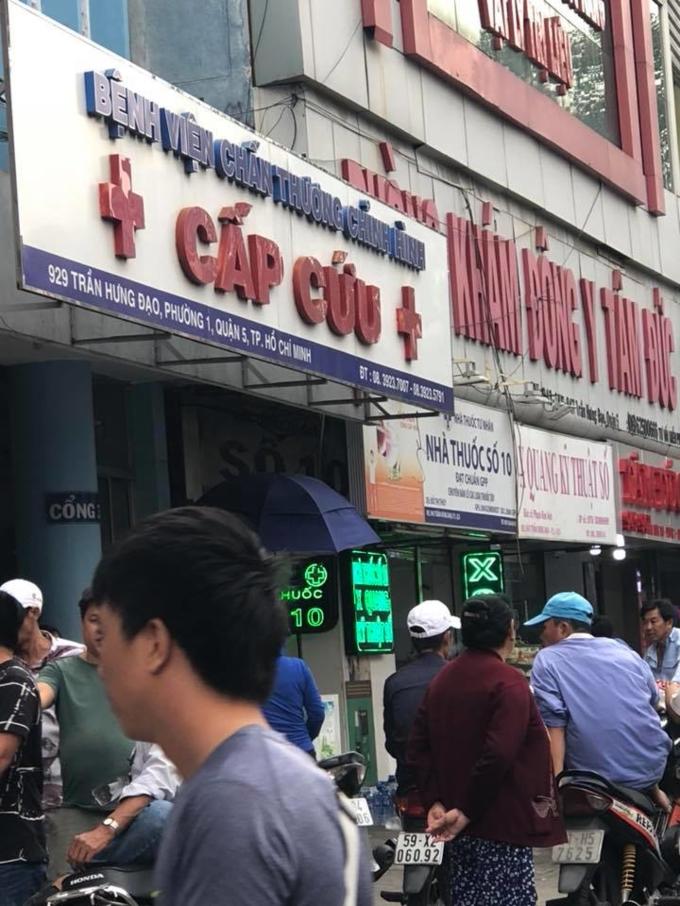 KINH DỊ: Ngồi xổm trên bồn cầu khi đi vệ sinh, nam thanh niên tai nạn hi hữu rách nát phần mông-2