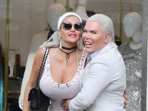 'Búp bê Ken' khiến nhiều người khiếp sợ với mái tóc trắng và khuôn mặt cứng đơ