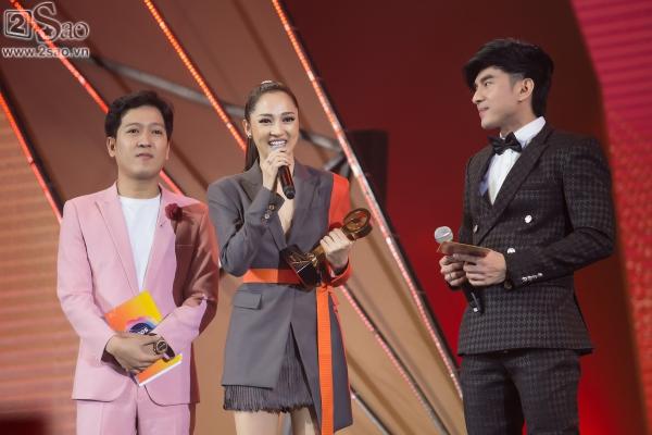 Bảo Anh diện váy đổi màu, mang trang sức tiền tỉ nhận giải MV của năm-1