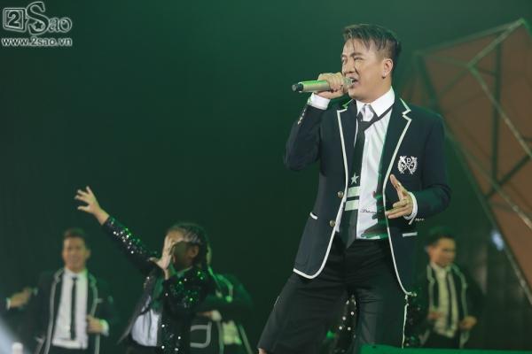 Bảo Anh diện váy đổi màu, mang trang sức tiền tỉ nhận giải MV của năm-5