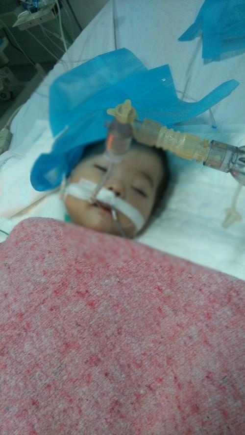 Bé gái 8 tháng tuổi lên cơn co giật, hôn mê sâu sau khi tiêm thuốc tại bệnh viện-2