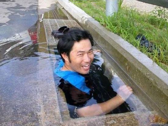 Khó đỡ với những hành động khó hiểu nơi công cộng