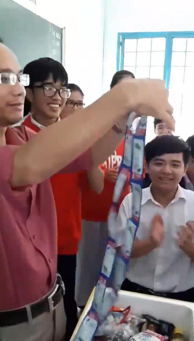 Mang cả tiệm tạp hóa làm quà tặng sinh nhật thầy giáo, nhóm học sinh có tâm nhất năm là đây-1