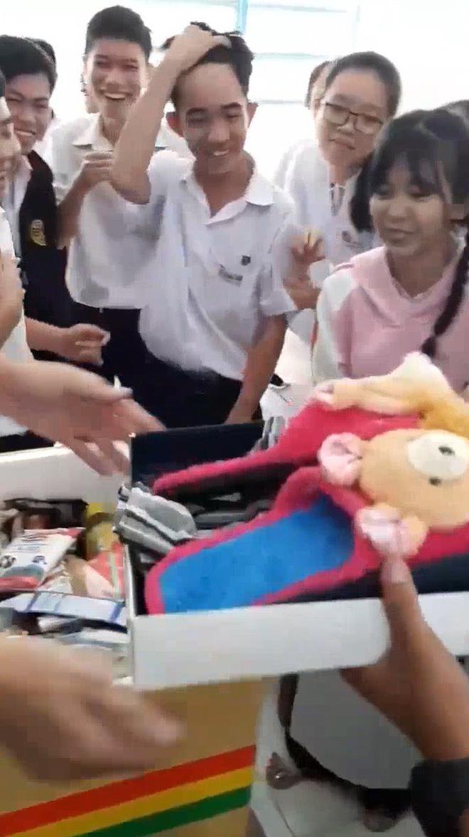 Mang cả tiệm tạp hóa làm quà tặng sinh nhật thầy giáo, nhóm học sinh có tâm nhất năm là đây-2