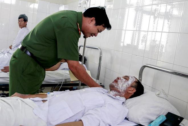 Khoảnh khắc cảnh sát cứu hỏa bị hất tung sau tiếng nổ ở nhà hàng-1