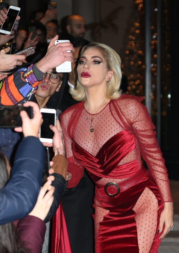 Lady Gaga diện đầm cắt xẻ táo bạo có như không gây náo loạn trên phố-3