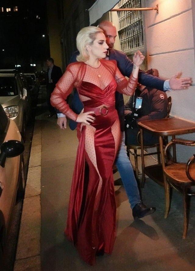 Lady Gaga diện đầm cắt xẻ táo bạo có như không gây náo loạn trên phố-2