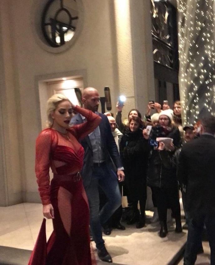 Lady Gaga diện đầm cắt xẻ táo bạo có như không gây náo loạn trên phố-7