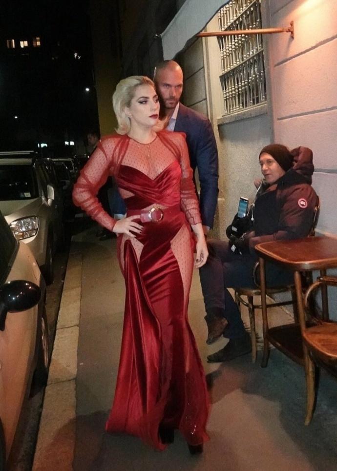 Lady Gaga diện đầm cắt xẻ táo bạo có như không gây náo loạn trên phố-1