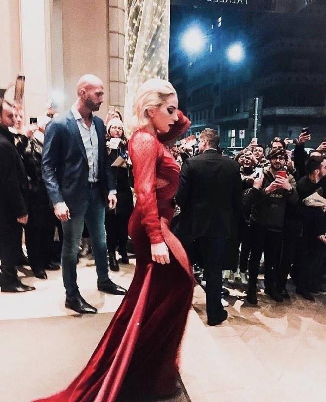 Lady Gaga diện đầm cắt xẻ táo bạo có như không gây náo loạn trên phố-4