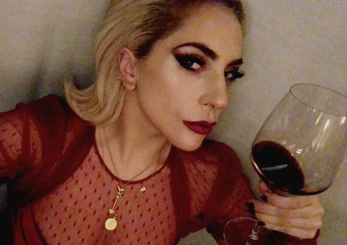 Lady Gaga diện đầm cắt xẻ táo bạo có như không gây náo loạn trên phố-5