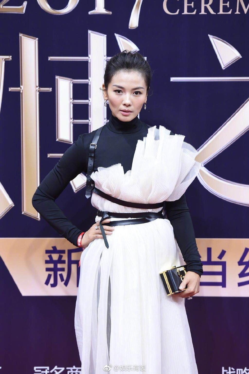 Dương Mịch, Lưu Thi Thi đẹp bất phân thắng bại khi cùng chạm mặt trên thảm đỏ-8