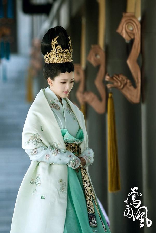 Kiều nữ Hoa ngữ mất điểm vì tóc máy khâu và bánh sừng bò-10