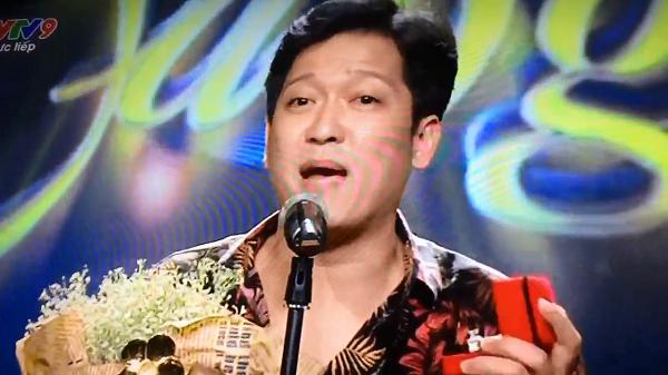 Trường Giang gây shock khi cầu hôn Nhã Phương ngay tại Lễ trao giải Mai Vàng-1