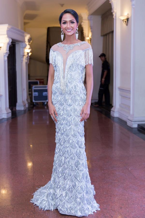 Thúy Nga hóa nàng ngỗng lạc quẻ - Mỹ Tâm mặc tone hồng sến sẩm lọt top sao xấu tuần qua-4