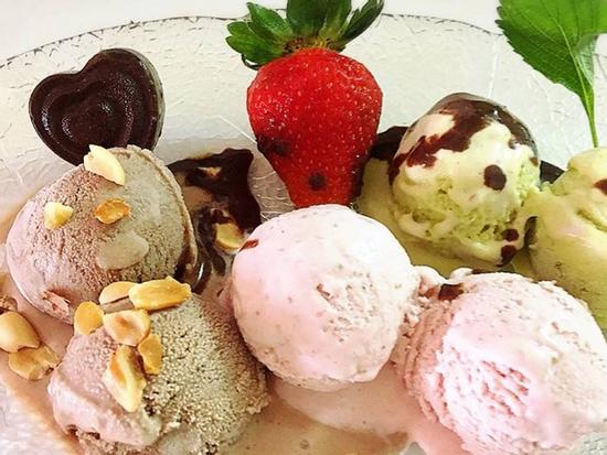 Cách làm kem nho khô và kem que phủ chocolate đơn giản tại nhà