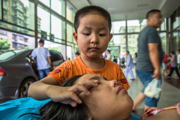 Rơi nước mắt trước hình ảnh bé trai 7 tuổi một mình đưa chị gái vào viện-2