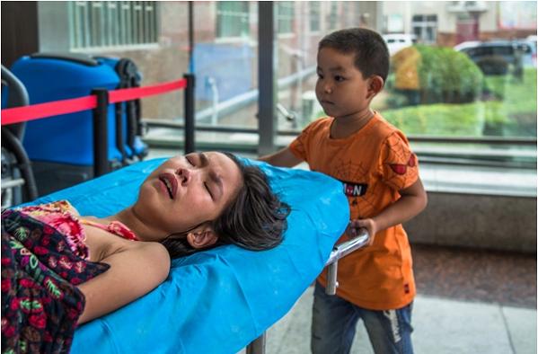 Rơi nước mắt trước hình ảnh bé trai 7 tuổi một mình đưa chị gái vào viện-3