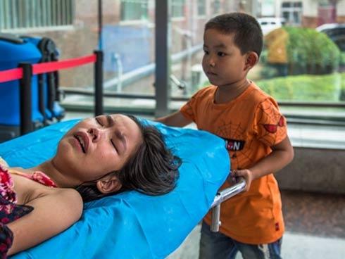 Rơi nước mắt trước hình ảnh bé trai 7 tuổi một mình đưa chị gái vào viện