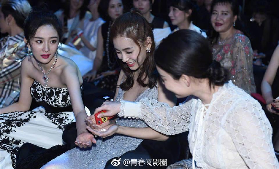 Hình ảnh HOT nhất mạng xã hội hôm nay: Dương Mịch xin kẹo chia cho Ngô Diệc Phàm-2