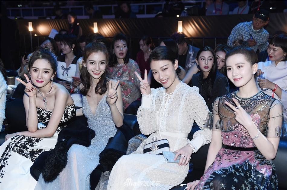 Hình ảnh HOT nhất mạng xã hội hôm nay: Dương Mịch xin kẹo chia cho Ngô Diệc Phàm-4