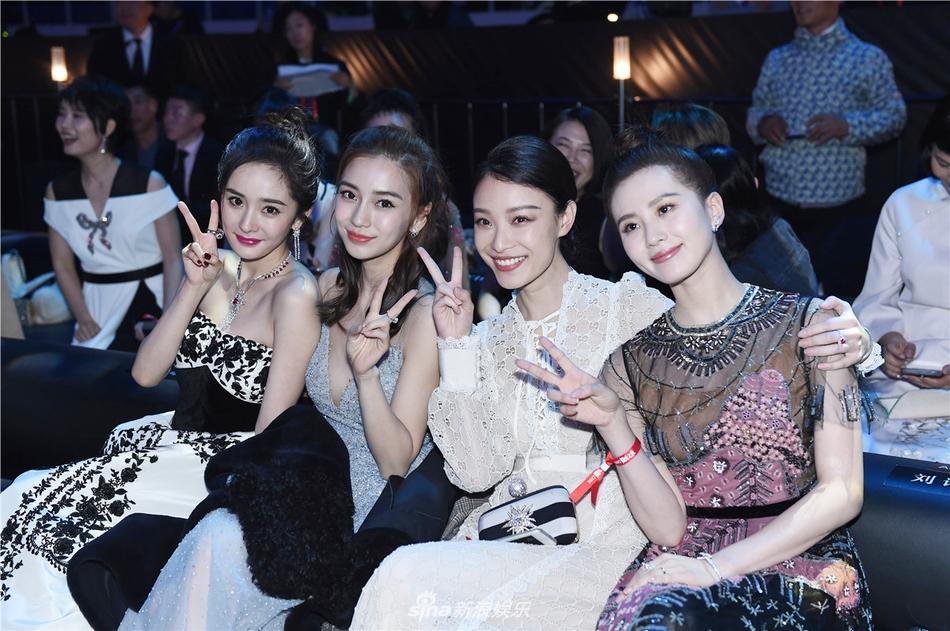 Hình ảnh HOT nhất mạng xã hội hôm nay: Dương Mịch xin kẹo chia cho Ngô Diệc Phàm-5