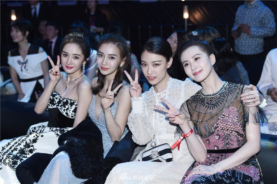 Hình ảnh HOT nhất mạng xã hội hôm nay: Dương Mịch xin kẹo chia cho Ngô Diệc Phàm-6