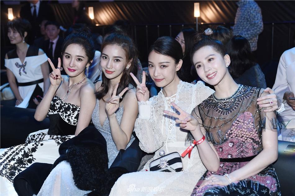 Hình ảnh HOT nhất mạng xã hội hôm nay: Dương Mịch xin kẹo chia cho Ngô Diệc Phàm-7