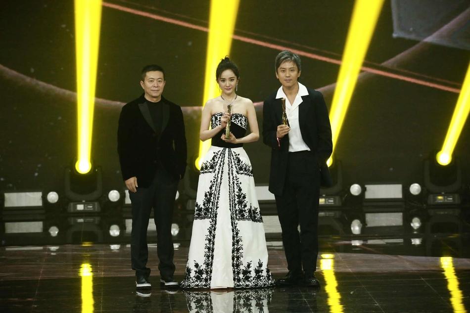 Hình ảnh HOT nhất mạng xã hội hôm nay: Dương Mịch xin kẹo chia cho Ngô Diệc Phàm-9